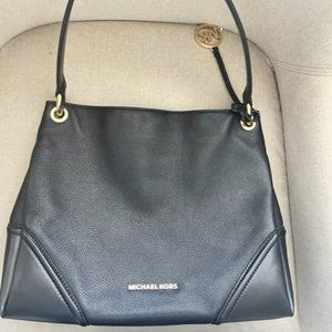 Stunning Michael Kors Authentic, shoulder tote leather purse